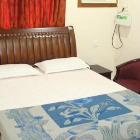 Lloyds Guest House, North Boag Road, T. Nagar Chennai Exterior photo